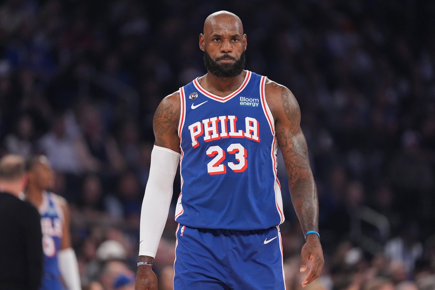 LeBron James talks smack with Knicks fans, drops 14 points in victorious 76ers debut | iNFOnews.ca LeBron James talks smack with Knicks fans, drops 14 points in victorious 76ers debut | iNFOnews.ca