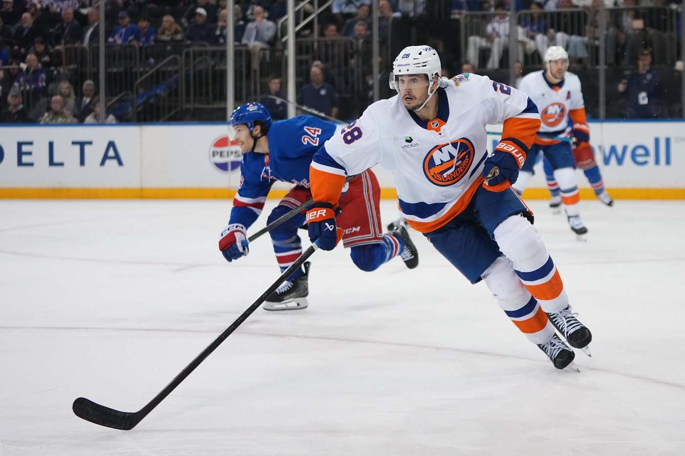 Islanders defenseman Alexander Romanov is out 6-8 months with a torn ACL in his right knee | iNFOnews.ca