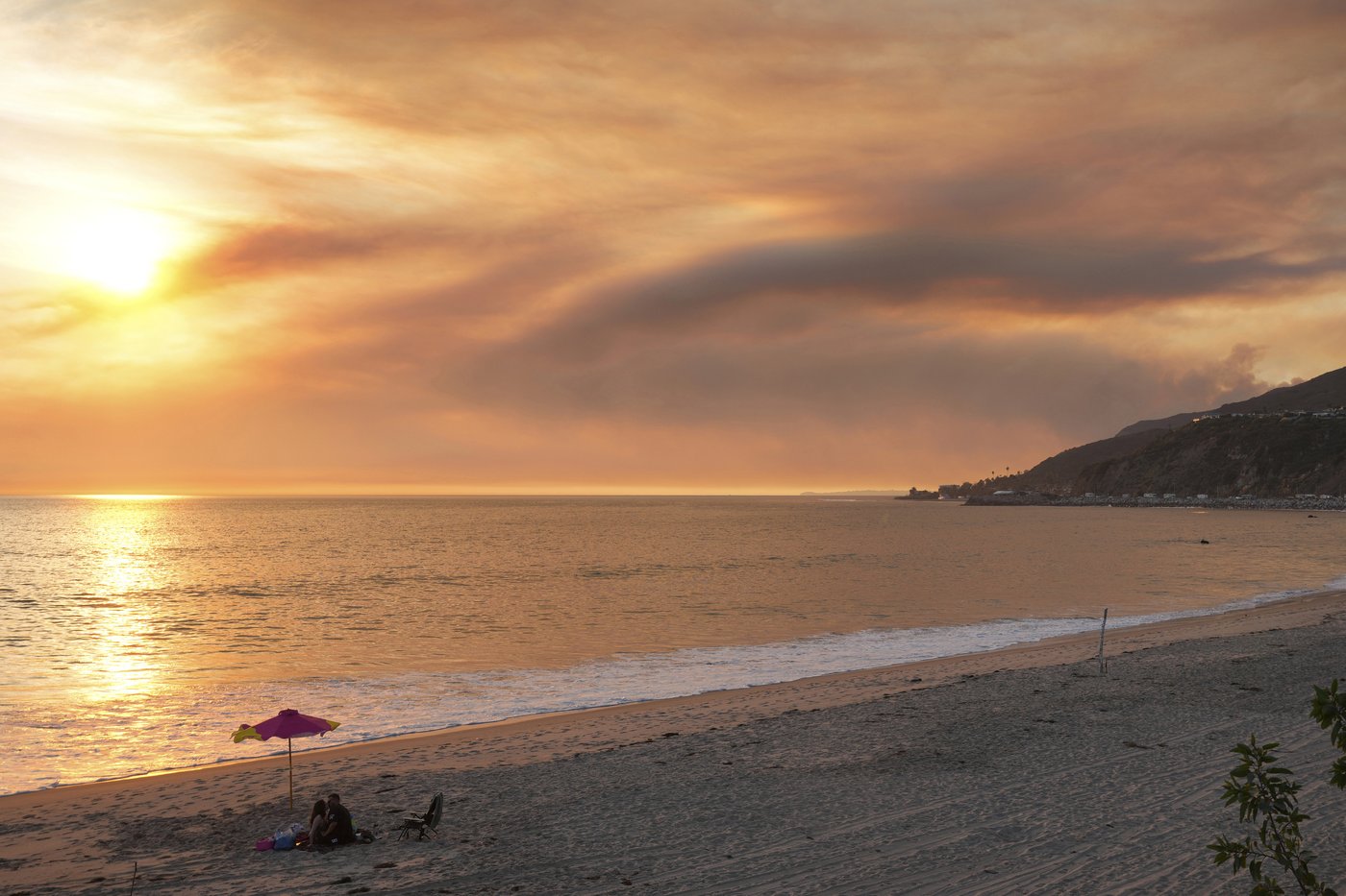 A Malibu wildfire prompts evacuation orders and warnings for 20,000, including Dick Van Dyke, Cher | iNFOnews.ca