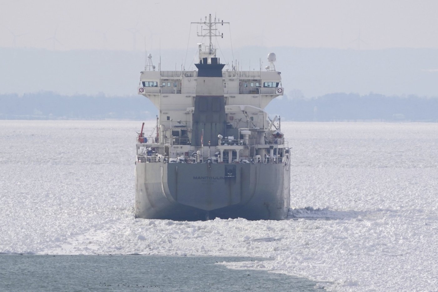 A Canadian freighter gets trapped in ice on Lake Erie | iNFOnews.ca