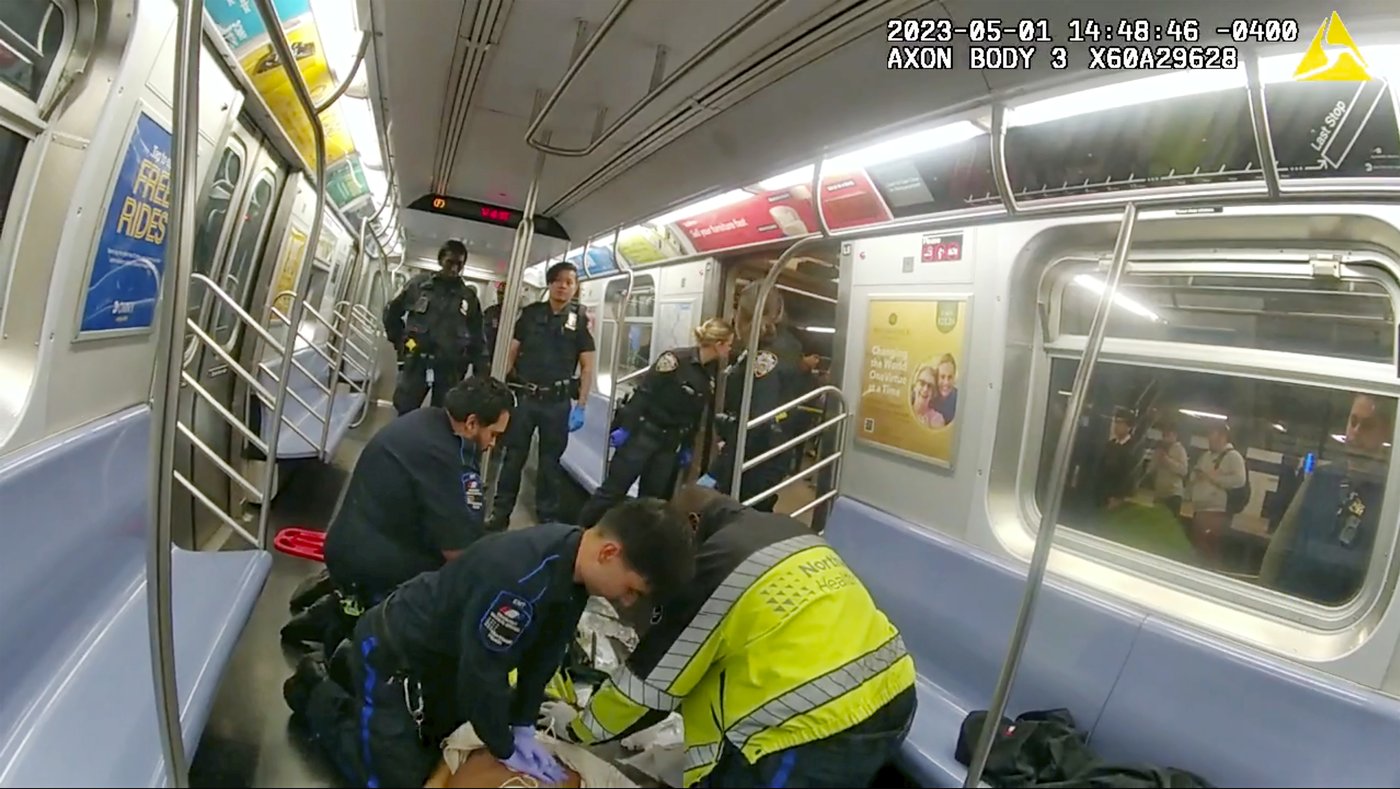 Prosecutor says veteran's subway chokehold went 'too far.' Defense says his 'courage' helped others | iNFOnews.ca