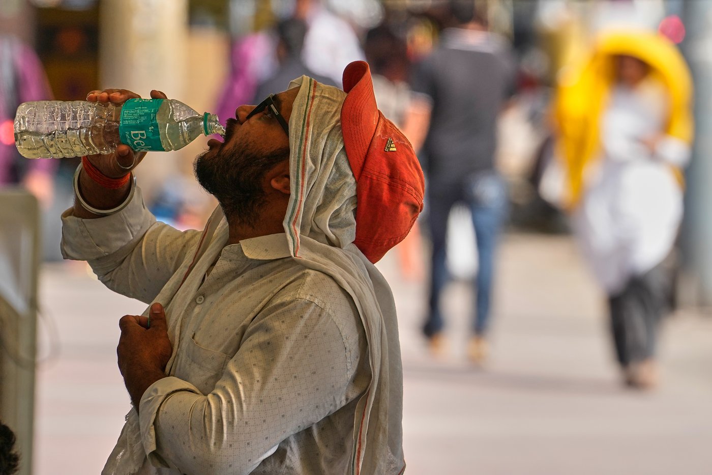 Heat wave empties roads and markets in north India as some farmers turn to nighttime work | iNFOnews.ca