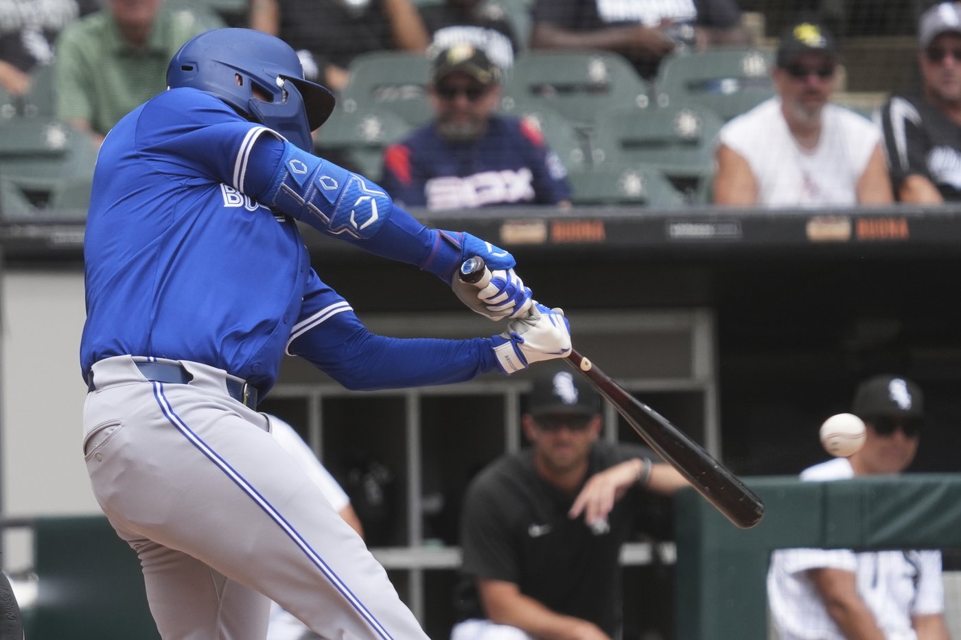 Houser tosses 7 solid innings as White Sox end Blue Jays' 10-game winning streak, 2-1 | iNFOnews.ca
