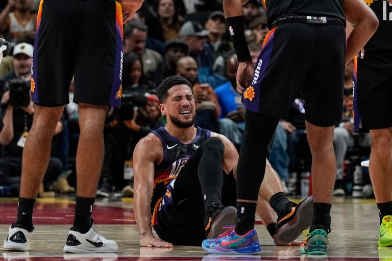 Suns All-Star guard Devin Booker to miss at least a week with sprained ankle | iNFOnews.ca