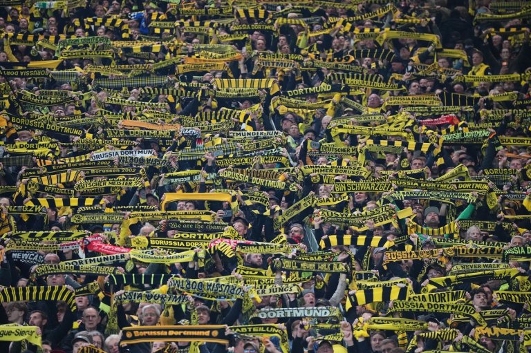 Stop the selfies! German soccer club rewards fans who avoid their phones during games | iNFOnews.ca