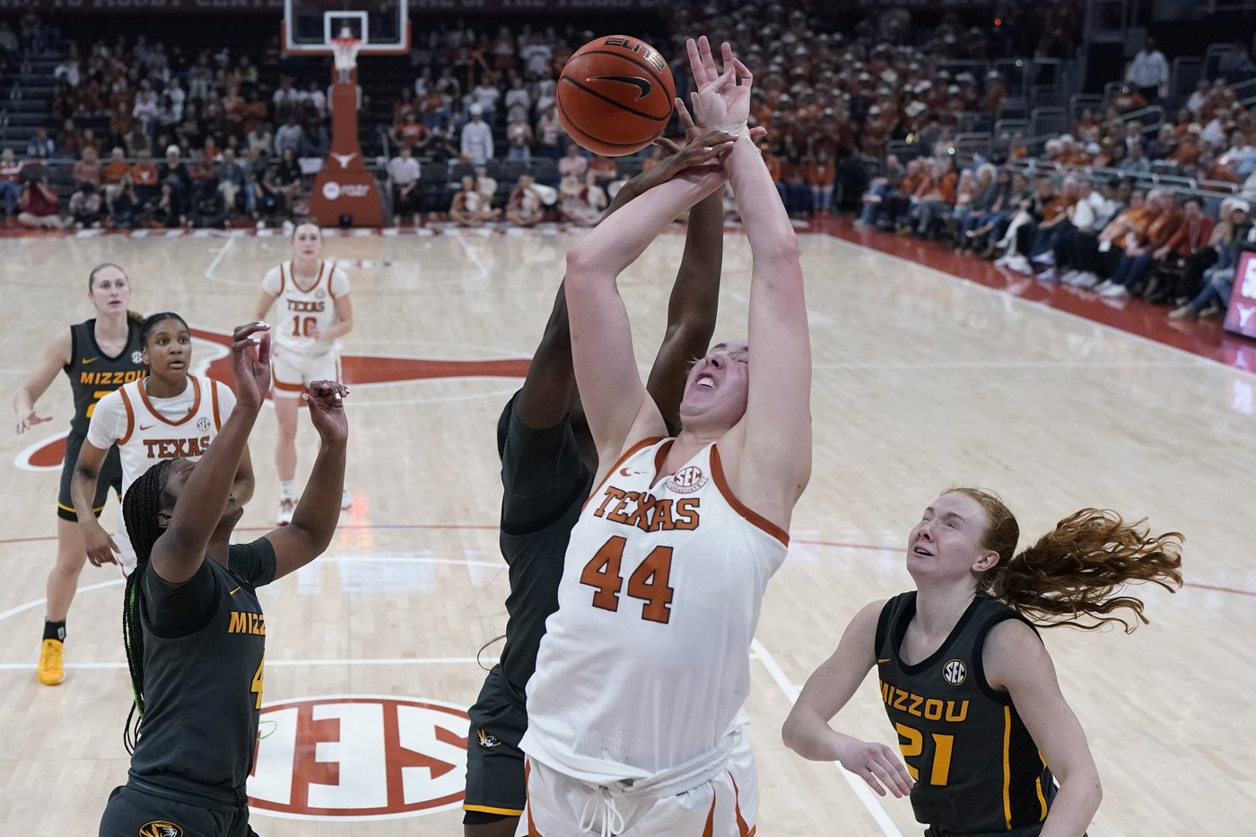 Jones and Booker lead No. 5 Texas past Missouri 70-61 for Longhorns' 18th straight home win | iNFOnews.ca Jones and Booker lead No. 5 Texas past Missouri 70-61 for Longhorns' 18th straight home win | iNFOnews.ca