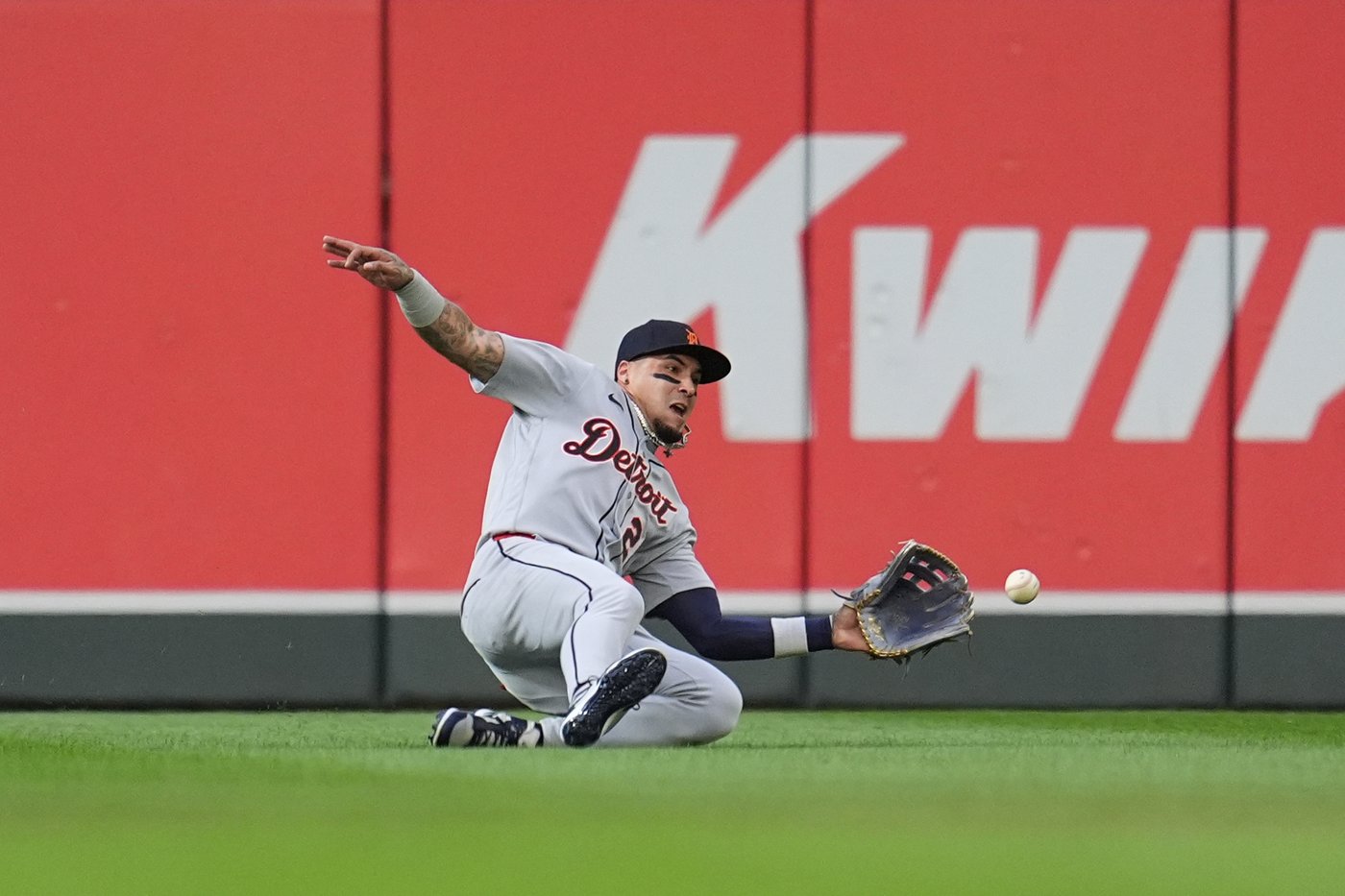 Twins hang 10 runs on the Tigers in the 6th inning of a 15-2 win as Lewis, Jeffers hit 3-run homers | iNFOnews.ca