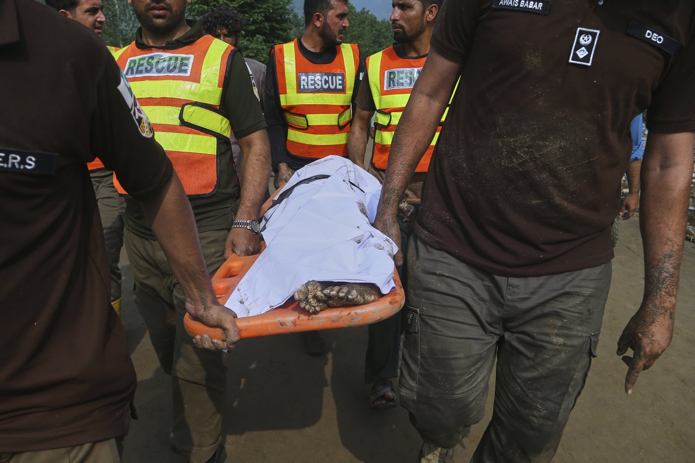 Photos of mourners and searches for the missing from flash floods in Pakistan and India | iNFOnews.ca
