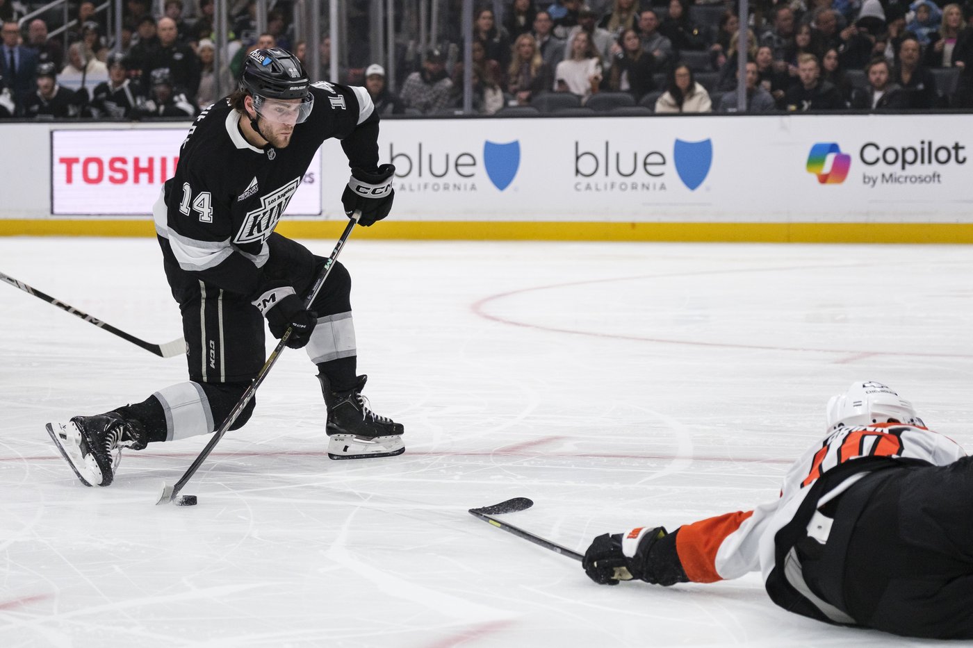 Kopitar scores twice in third, Kings fight back for 5-4 win over Flyers | iNFOnews.ca