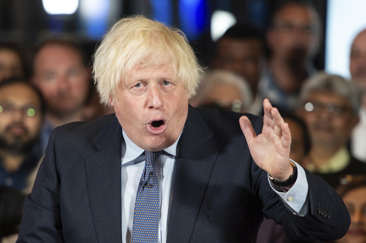 Boris Johnson gets a surprise peck from an ostrich in Texas | iNFOnews.ca
