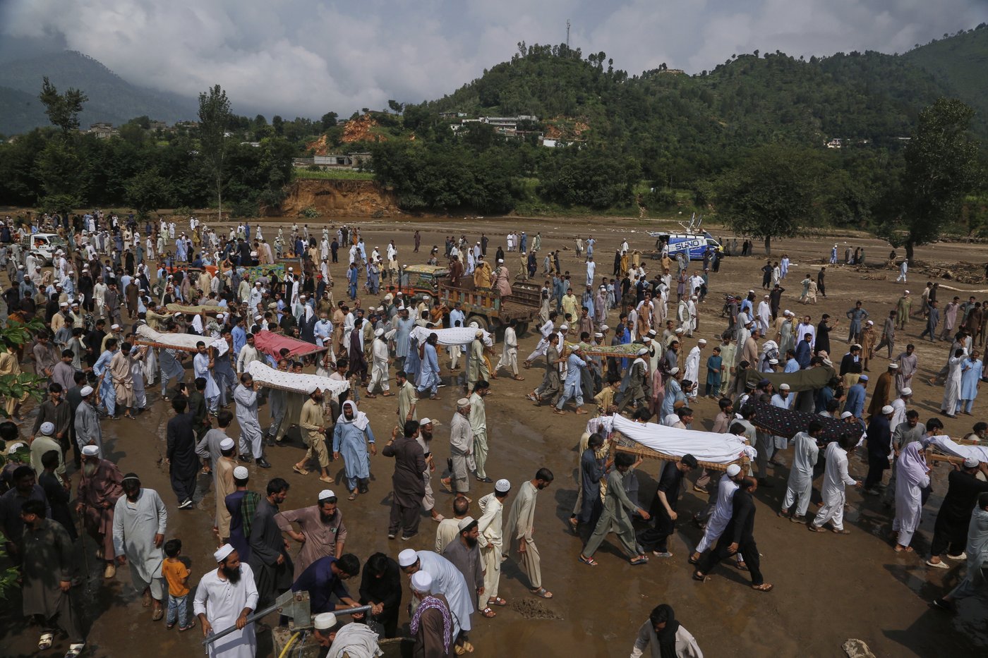 Photos of mourners and searches for the missing from flash floods in Pakistan and India | iNFOnews.ca