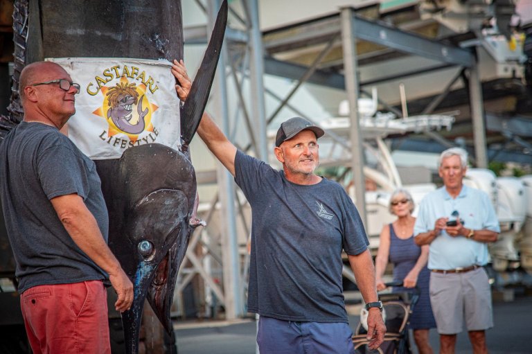 Charter boat hauls in 1,260-pound blue marlin believed to be East Coast's largest catch | iNFOnews.ca