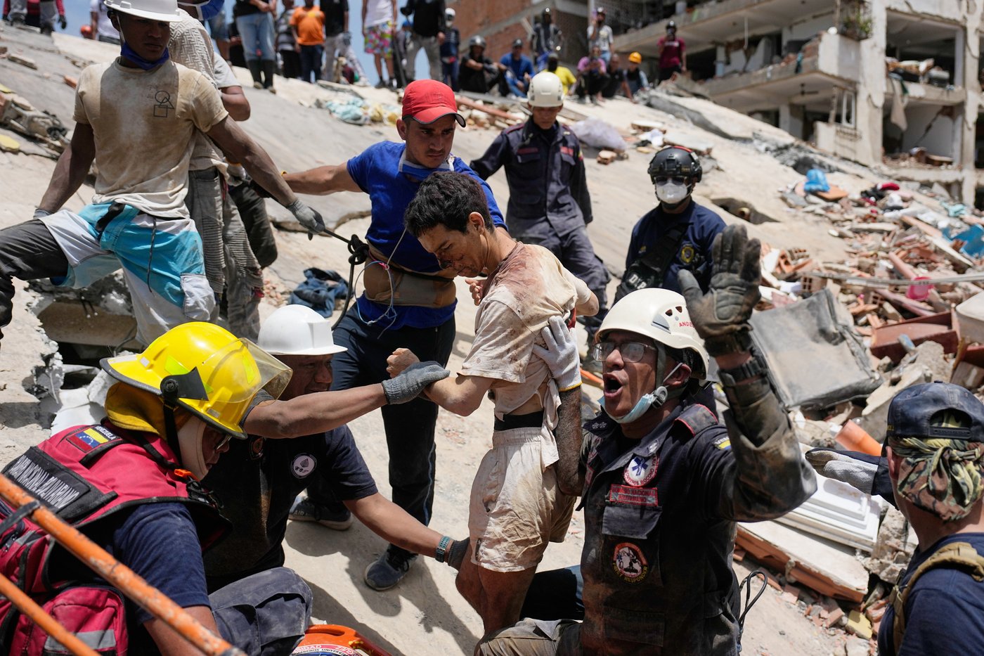 As survivors are pulled from rubble of Venezuela earthquakes, relatives of missing hold out hope | iNFOnews.ca