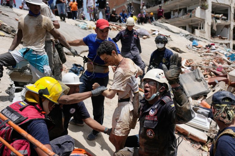 As survivors are pulled from rubble of Venezuela earthquakes, relatives of missing hold out hope | iNFOnews.ca