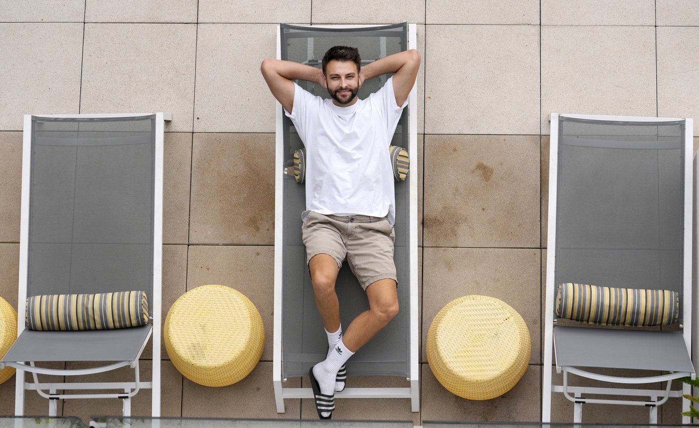 ‘Kindness’ influencers on TikTok give money to strangers. Why is that controversial? | iNFOnews.ca