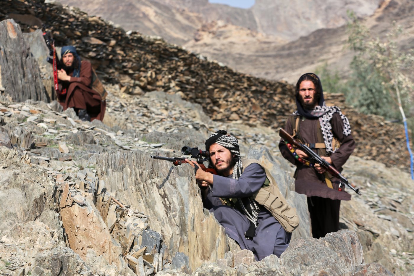 Afghanistan's soldiers guard the border with Pakistan as both countries trade attacks, in photos | iNFOnews.ca
