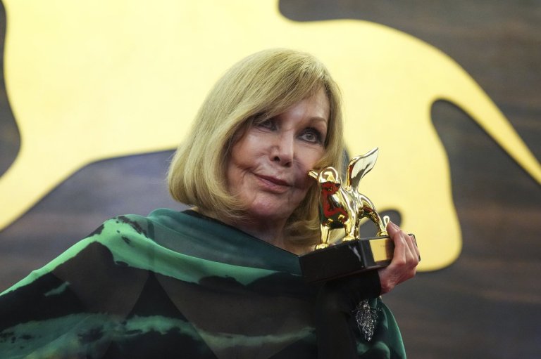 Kim Novak's emotional return to the spotlight at Venice Film Festival | iNFOnews.ca