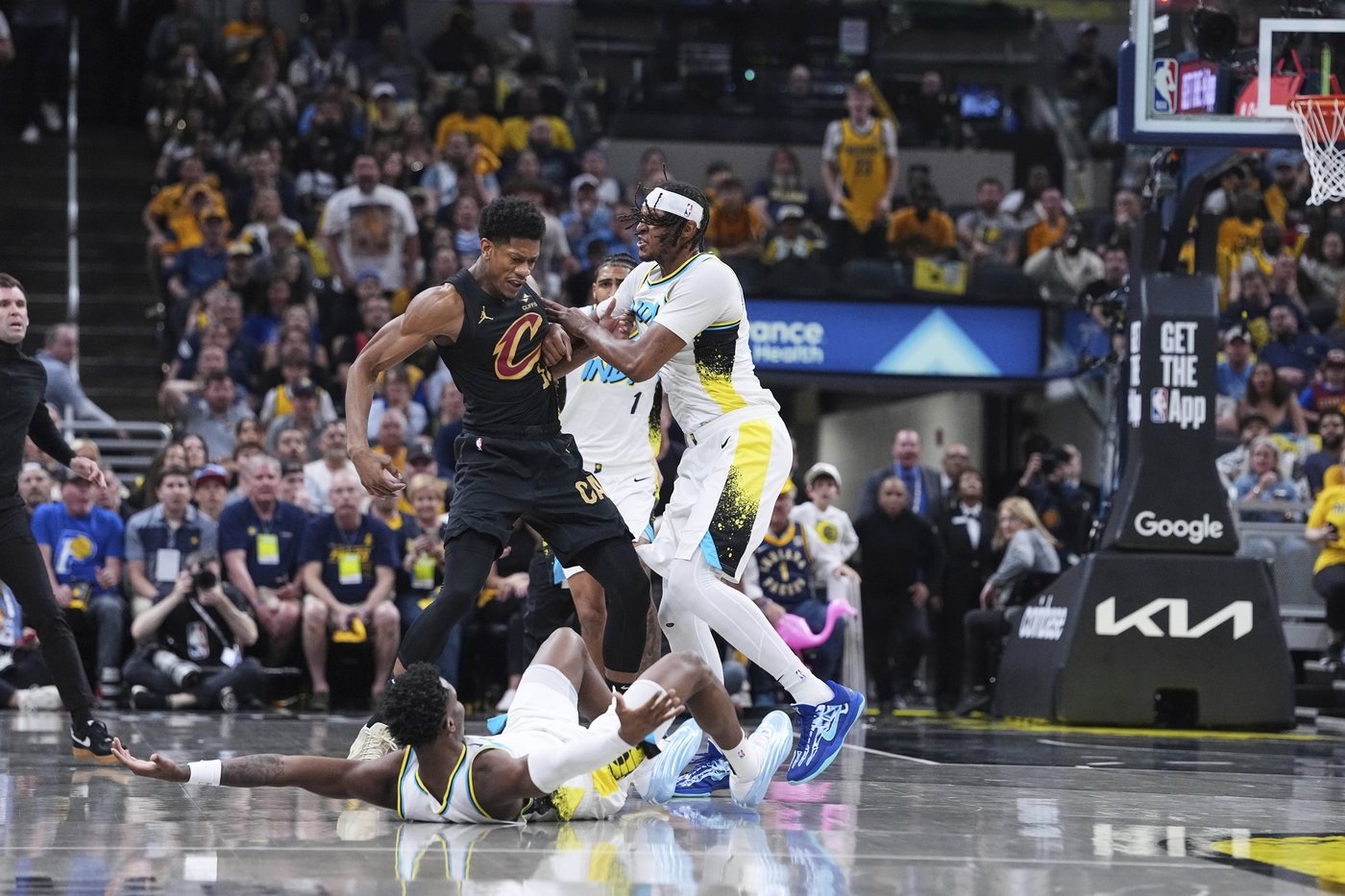 Pacers' Bennedict Mathurin ejected after hitting Cavs' Hunter in the chest with a closed fist | iNFOnews.ca