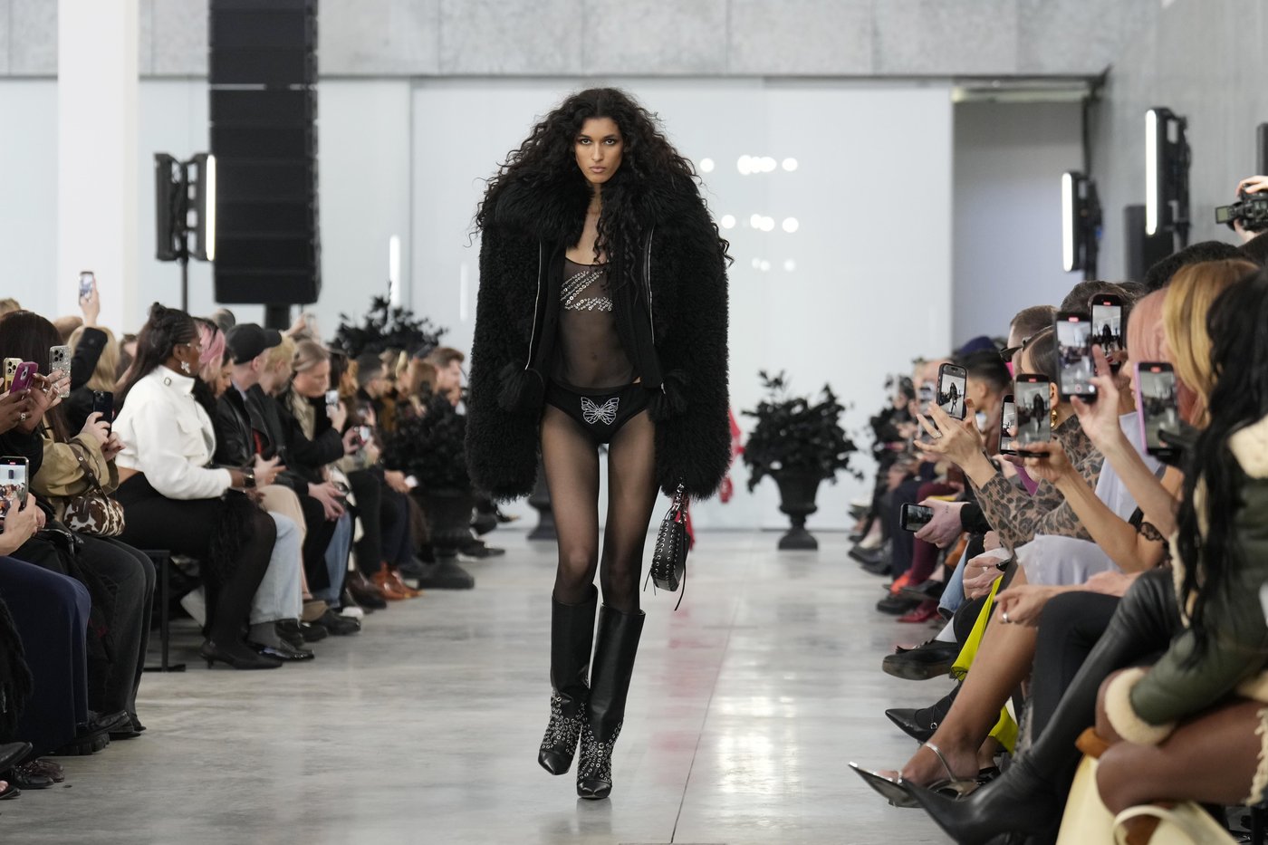 Irina Shayk opens Blumarine show in Milan injecting buzz into creative director David Koma’s debut | iNFOnews.ca Irina Shayk opens Blumarine show in Milan injecting buzz into creative director David Koma’s debut | iNFOnews.ca