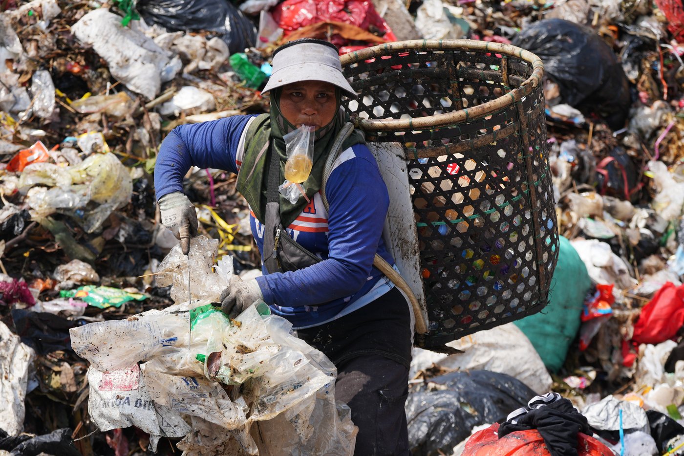 As Indonesia cuts methane emissions, life atop a mountain of garbage begins to change | iNFOnews.ca