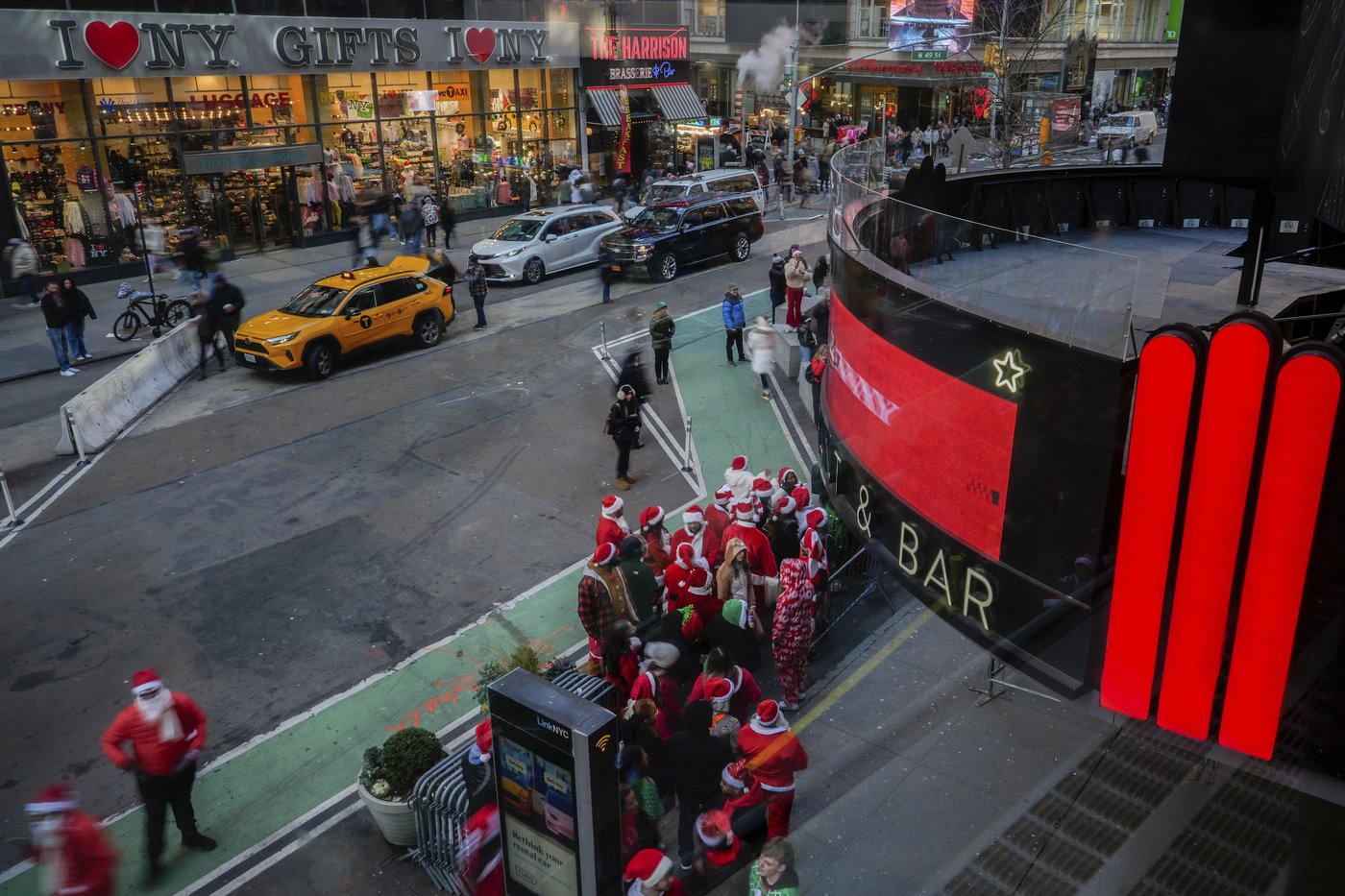 Thousands of Santas and a few Grinches hit the streets for annual SantaCon bar crawls | iNFOnews.ca