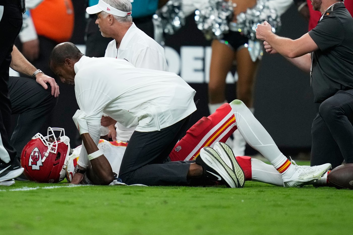Chiefs' Tyquan Thornton suffers gruesome-looking ankle injury vs. Raiders. Rashee Rice also hurt | iNFOnews.ca