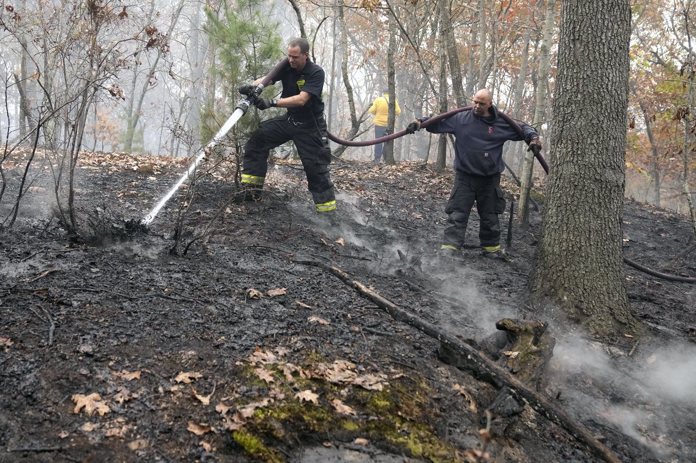 Massachusetts firefighters continue to battle stubborn brush fires across state | iNFOnews.ca