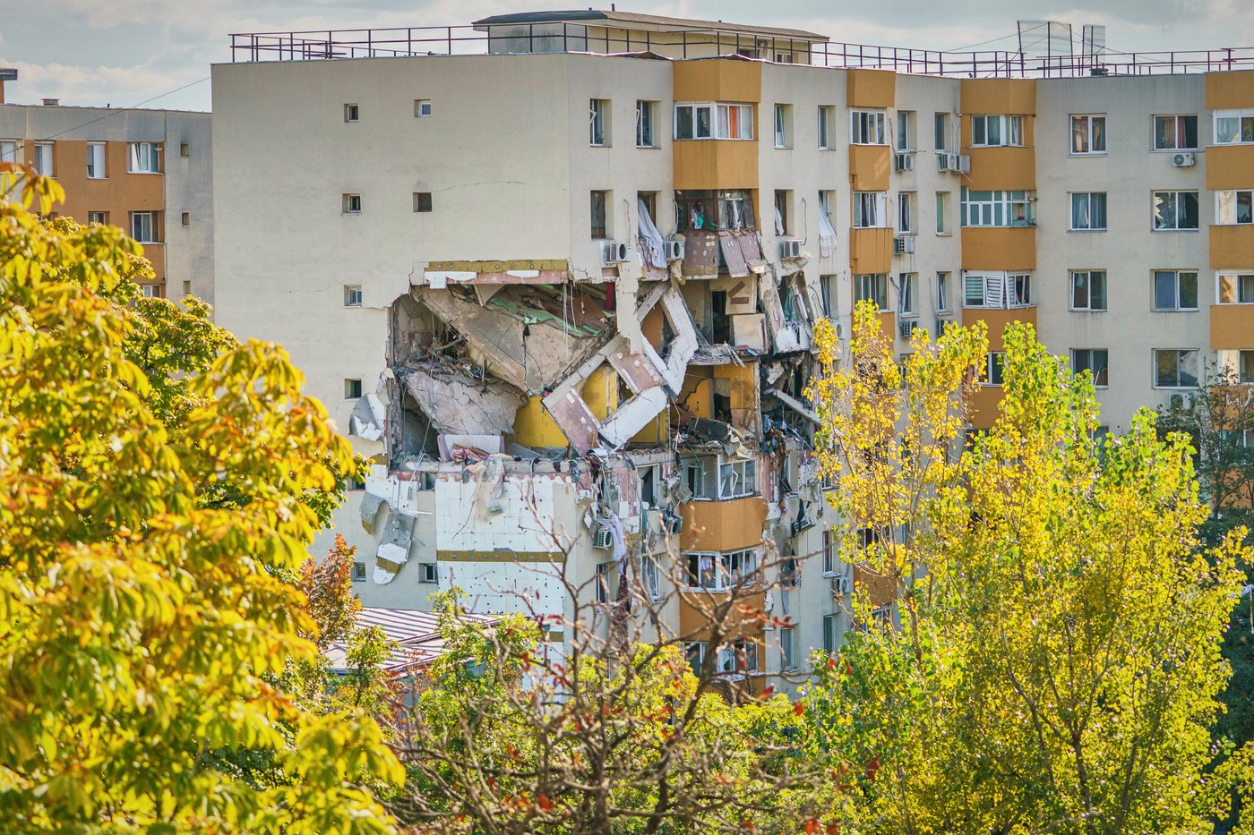 Powerful blast at apartment building in Romania’s capital kills 3 and injures at least 13 | iNFOnews.ca
