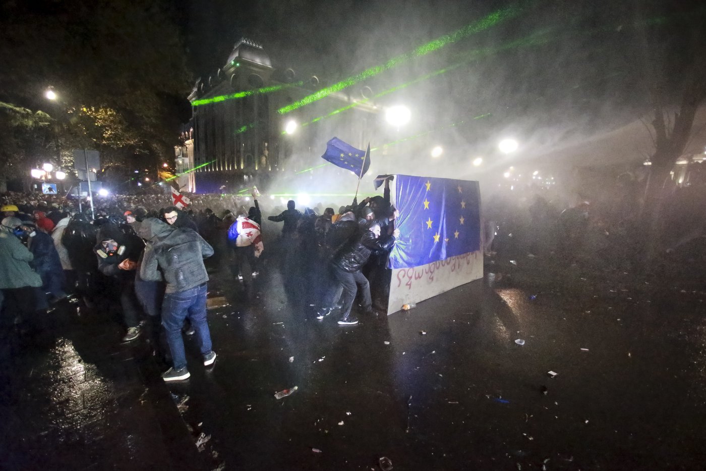 Georgian protesters clash with police for a second night after EU talks are suspended | iNFOnews.ca Georgian protesters clash with police for a second night after EU talks are suspended | iNFOnews.ca