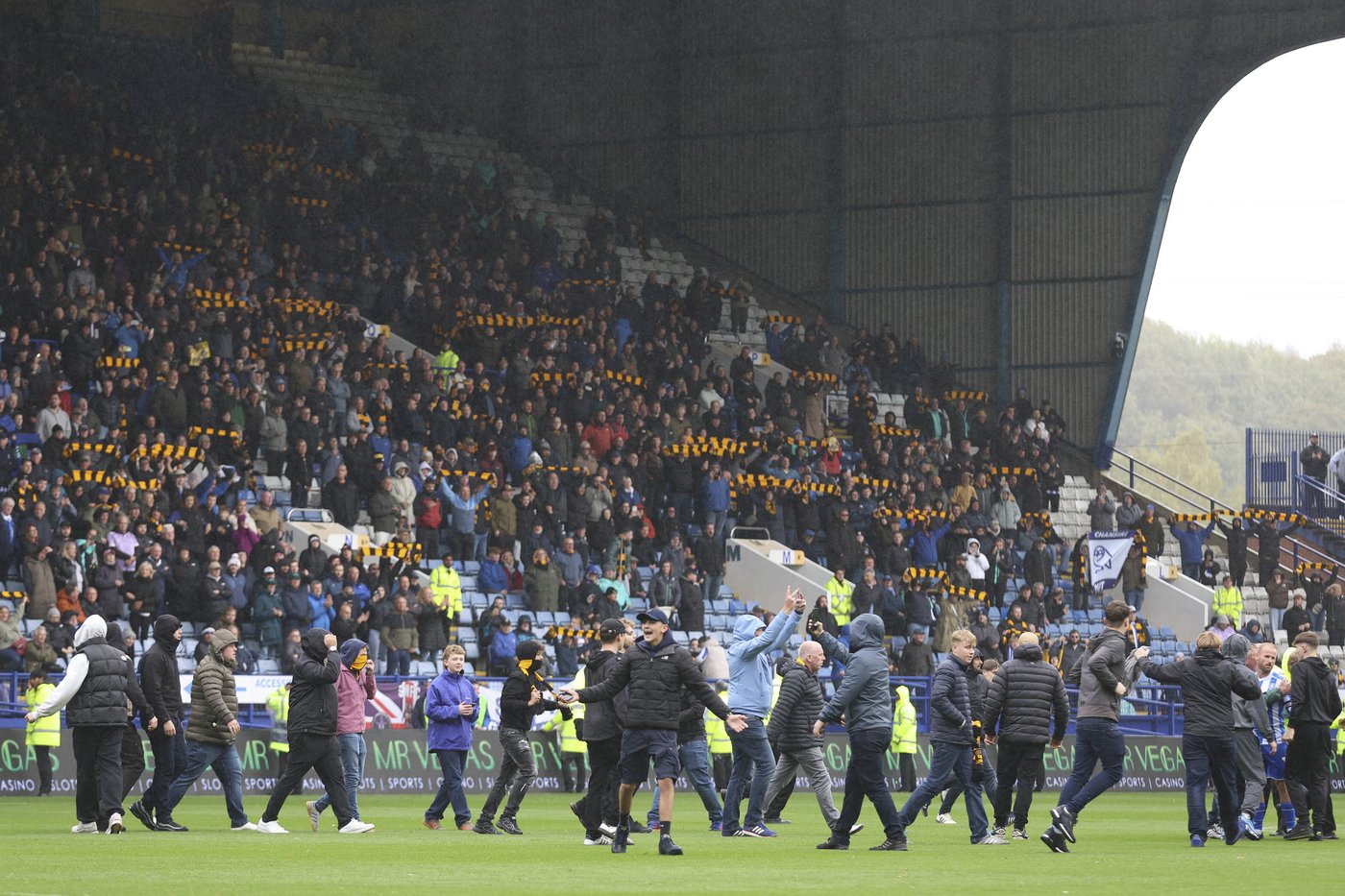 Sheffield Wednesday fans enter pitch to protest against club ownership | iNFOnews.ca