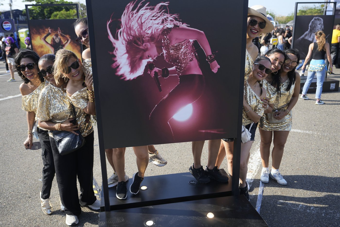 PHOTO COLLECTION: Shakira on Tour | iNFOnews.ca