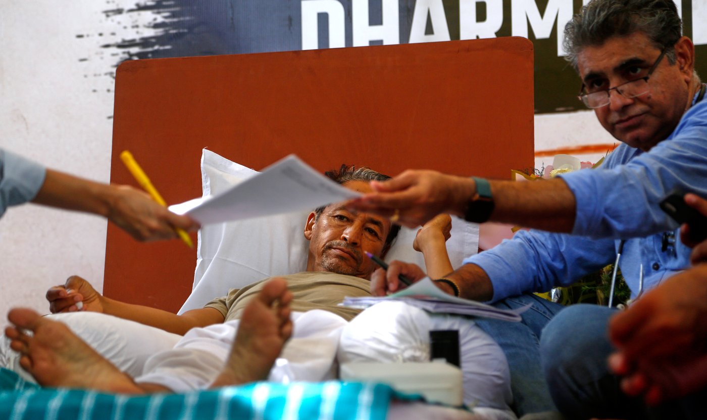 Indian police forcibly hospitalize a prominent Cockroach Party activist on hunger strike | iNFOnews.ca Indian police forcibly hospitalize a prominent Cockroach Party activist on hunger strike | iNFOnews.ca