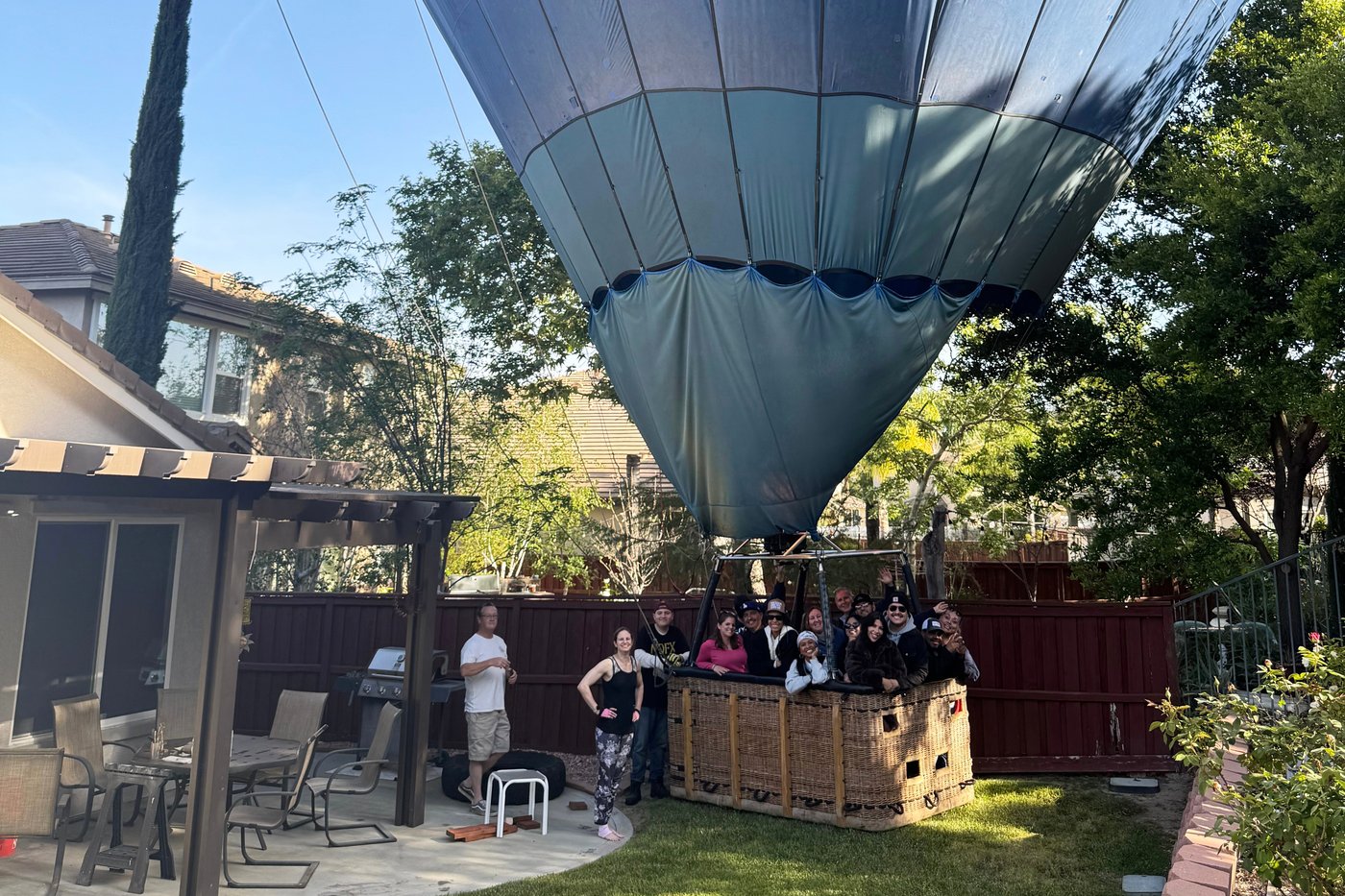 Mind if we drop in? Hot air balloon with 13 aboard makes emergency landing in California backyard | iNFOnews.ca
