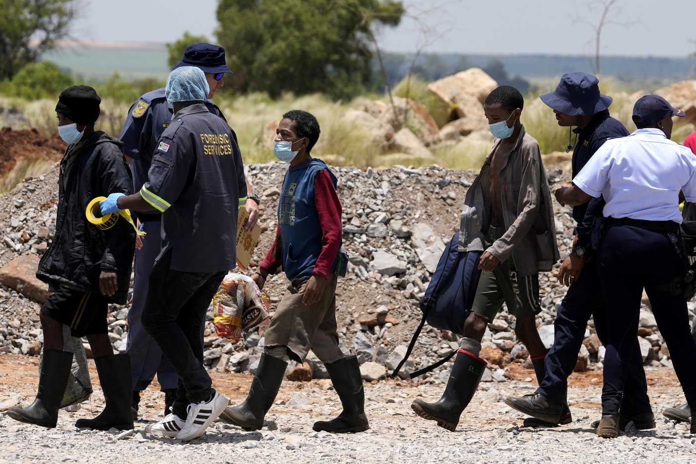 Dozens of survivors and dead pulled from abandoned South African mine as hundreds remain underground | iNFOnews.ca