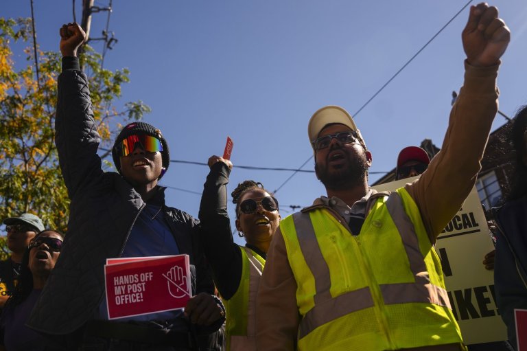 Canada Post union set for meeting with Ottawa as strike stretches on | iNFOnews.ca