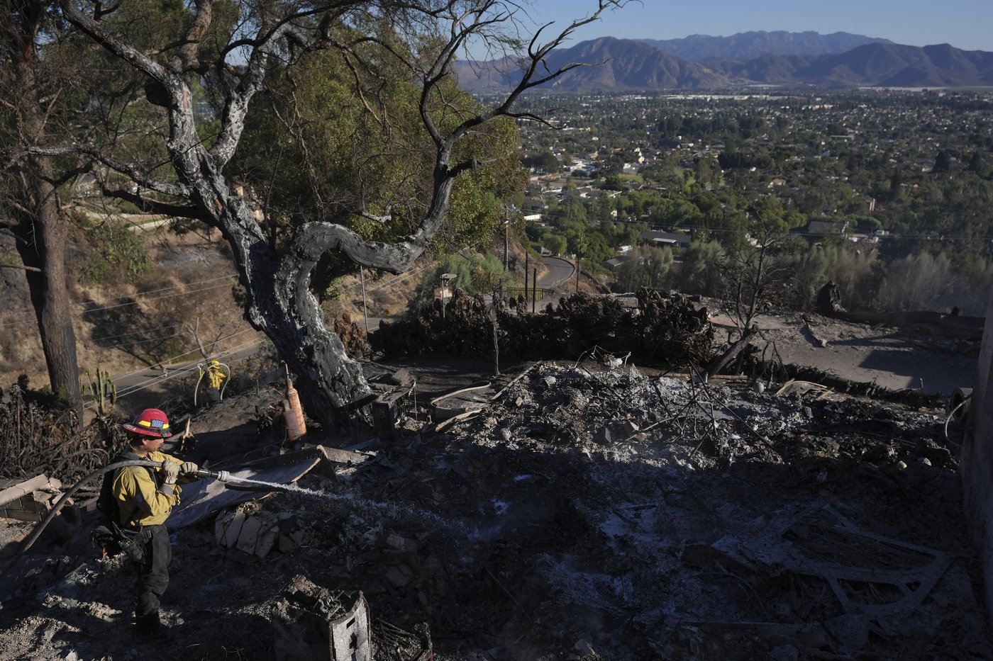 Southern California firefighters gain ground over wildfire thanks to decreased winds | iNFOnews.ca