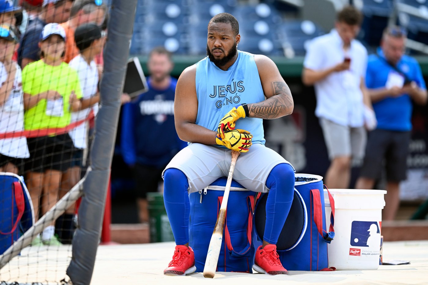 Blue Jays slugger Vladimir Guerrero Jr. leaves game with right hamstring tightness | iNFOnews.ca Blue Jays slugger Vladimir Guerrero Jr. leaves game with right hamstring tightness | iNFOnews.ca