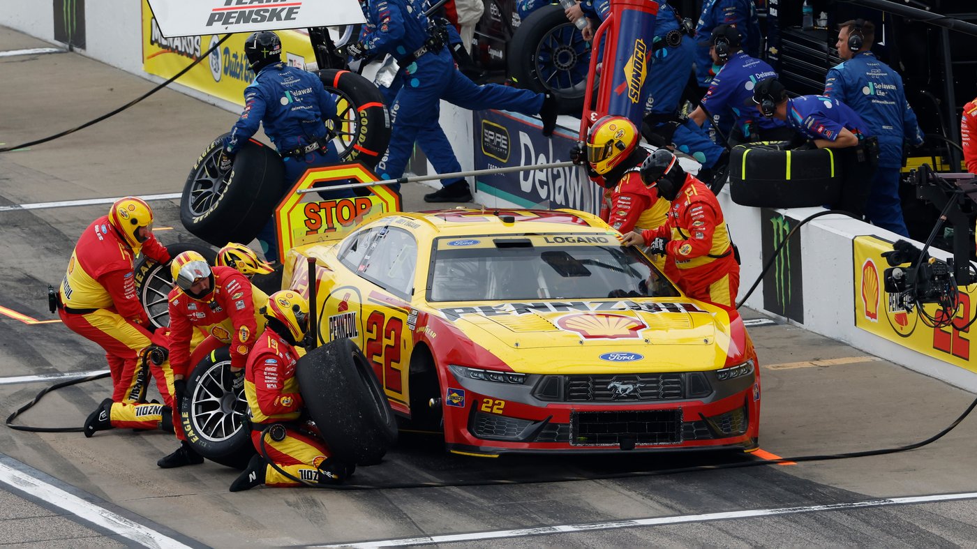 Kyle Larson passes Chase Briscoe with 7 laps left to win for the fourth time at Kansas Speedway | iNFOnews.ca Kyle Larson passes Chase Briscoe with 7 laps left to win for the fourth time at Kansas Speedway | iNFOnews.ca