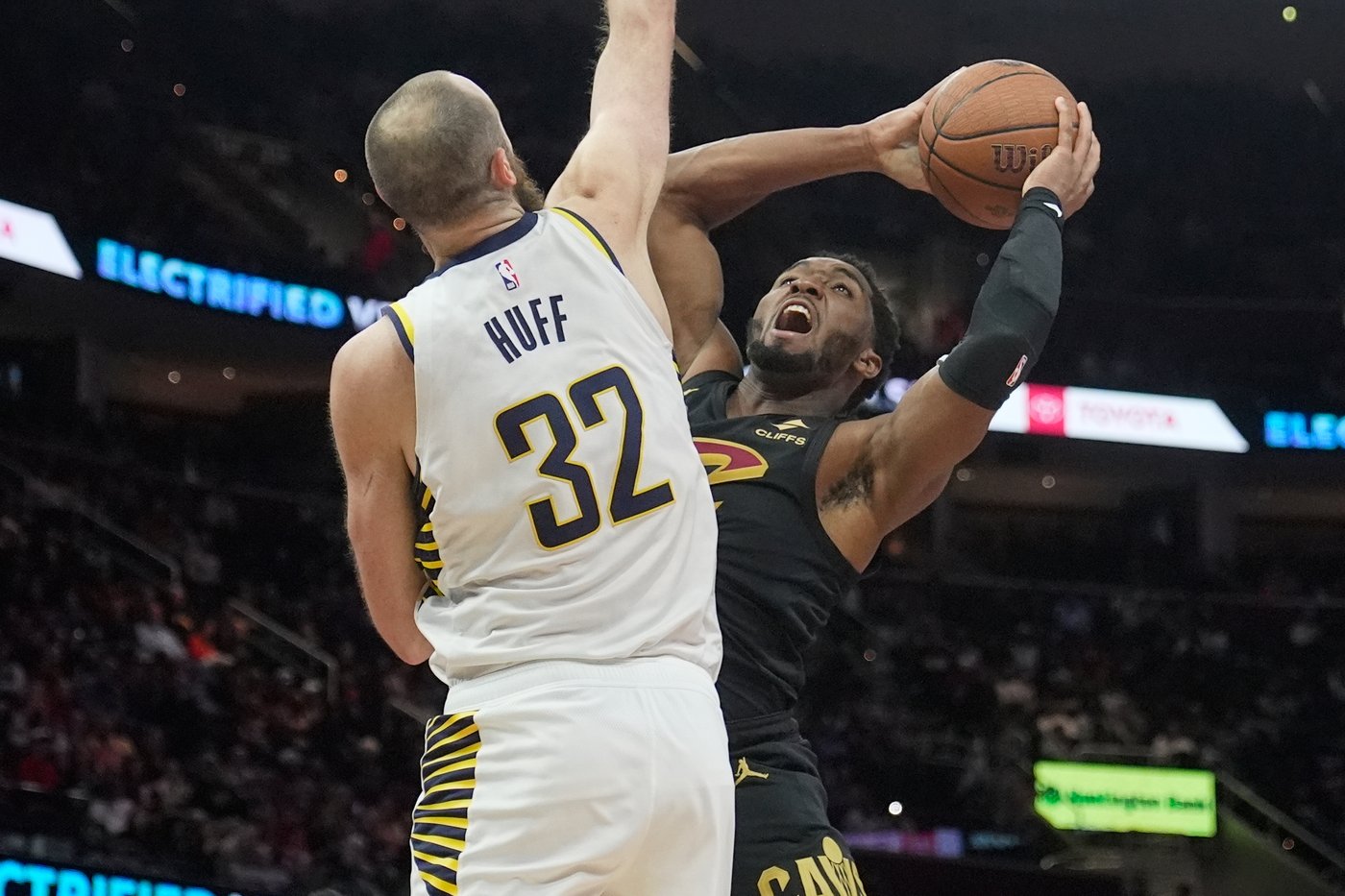 Donovan Mitchell scores 37 points, takes over in 3rd in Cavaliers' 120-105 win over Clippers | iNFOnews.ca