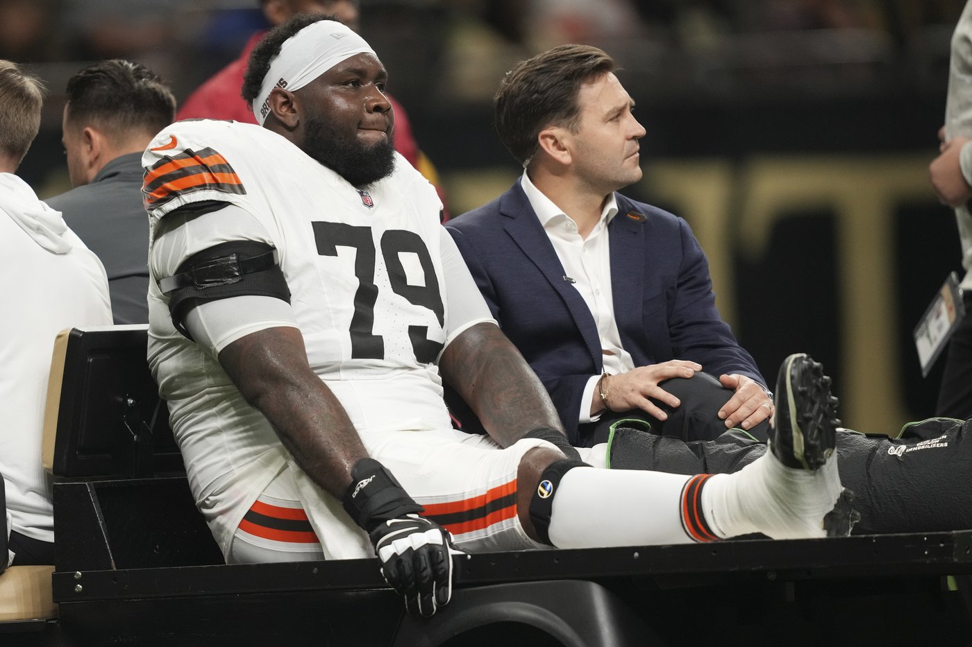 Browns LT Dawand Jones carted off with an ankle injury that will require season-ending surgery | iNFOnews.ca
