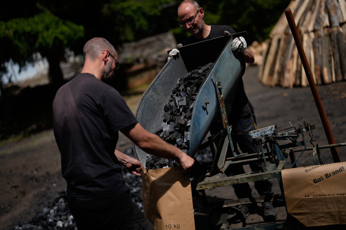 In a German forest, 2 brothers keep the ancient tradition of charcoal burning alive | iNFOnews.ca