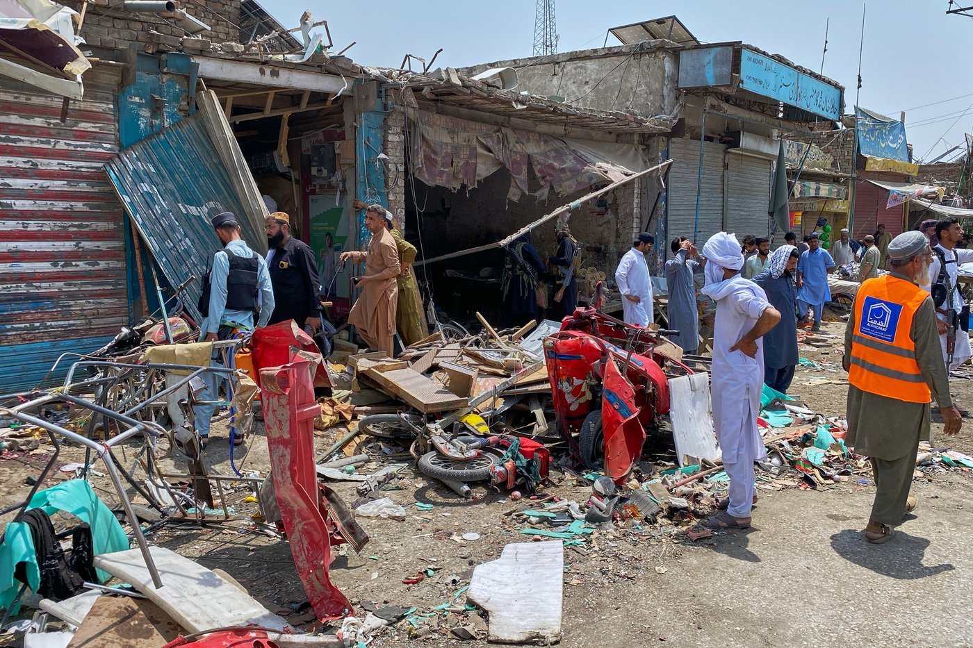 Bomb rigged to rickshaw explodes in Pakistan bazaar, killing 9 and wounding more than 2 dozen others | iNFOnews.ca Bomb rigged to rickshaw explodes in Pakistan bazaar, killing 9 and wounding more than 2 dozen others | iNFOnews.ca