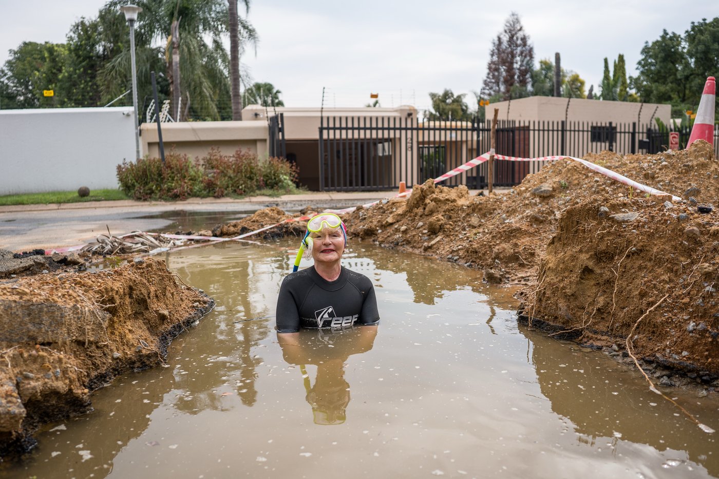 A South African politician goes snorkeling in a giant pothole to highlight city management failures | iNFOnews.ca