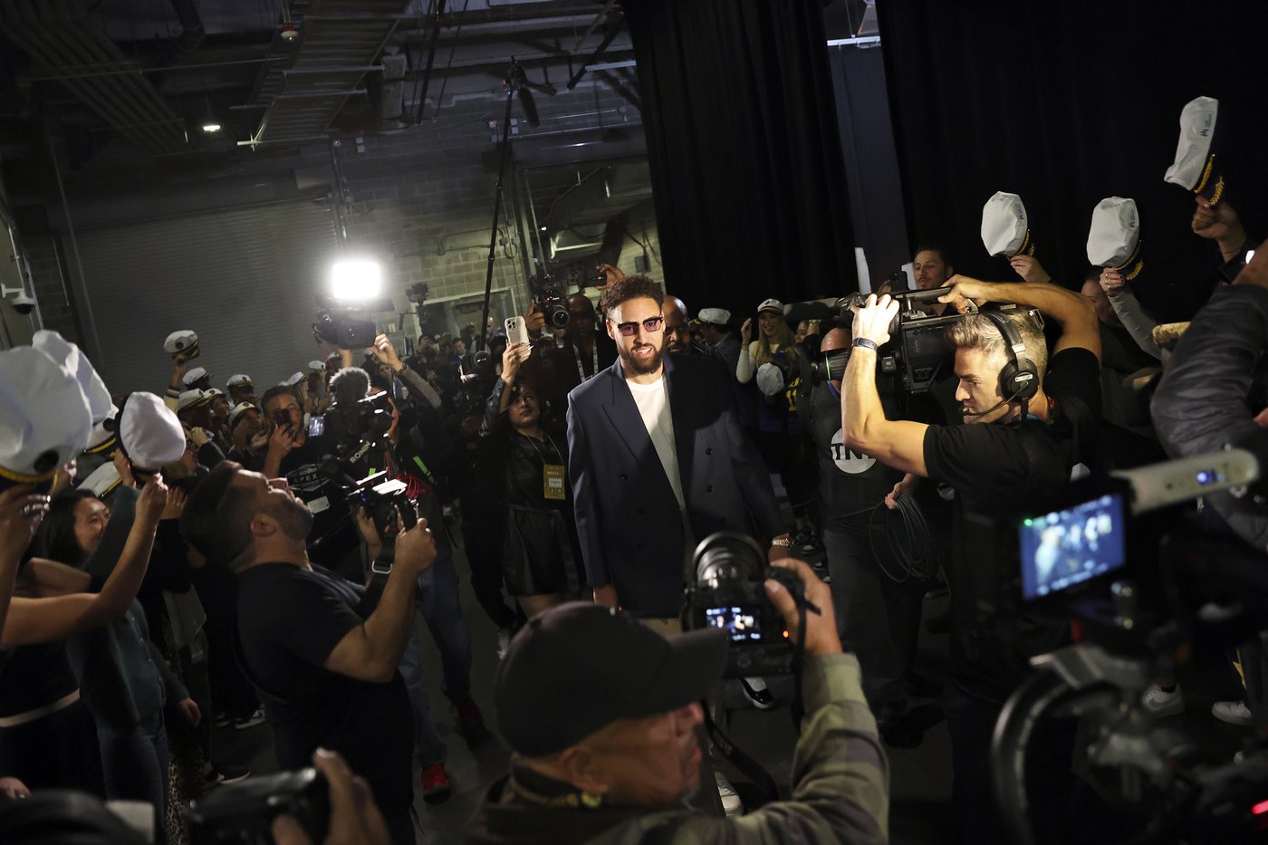 Stephen Curry steals the show in Klay Thompson's emotional return to Chase Center | iNFOnews.ca