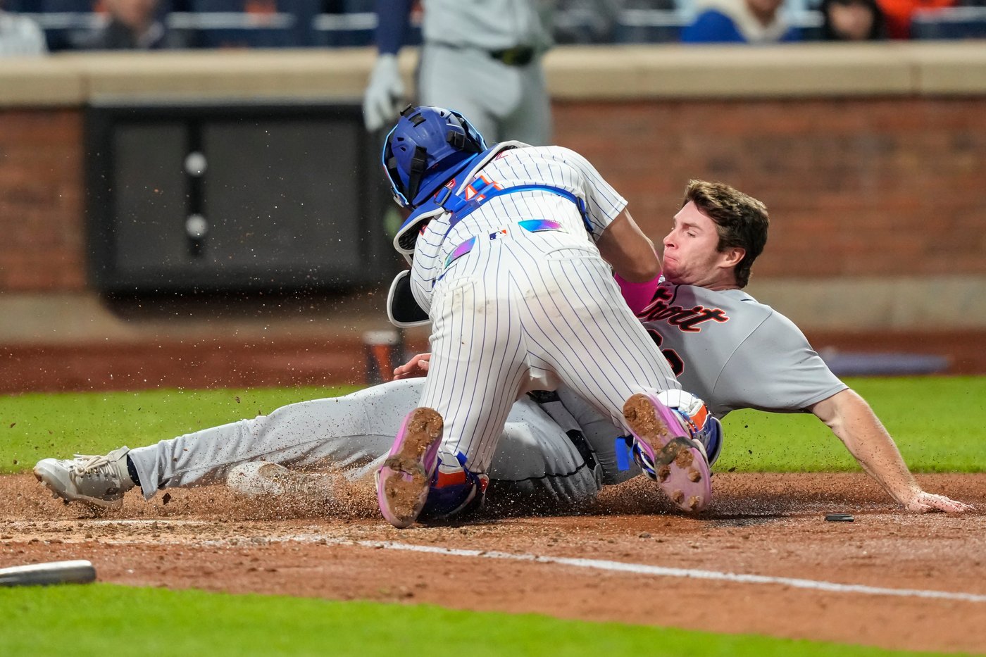 Mets' Alvarez to have right knee surgery, Mendoza hopes catcher could return in 6-8 weeks | iNFOnews.ca Mets' Alvarez to have right knee surgery, Mendoza hopes catcher could return in 6-8 weeks | iNFOnews.ca