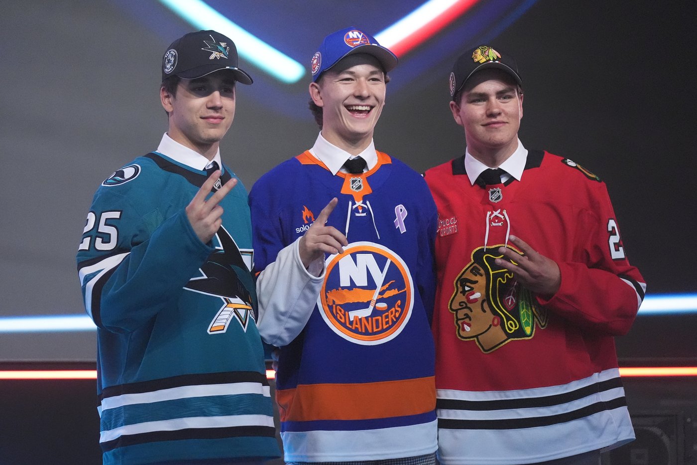 Top Blackhawks prospect Anton Frondell makes his NHL debut at the Islanders | iNFOnews.ca