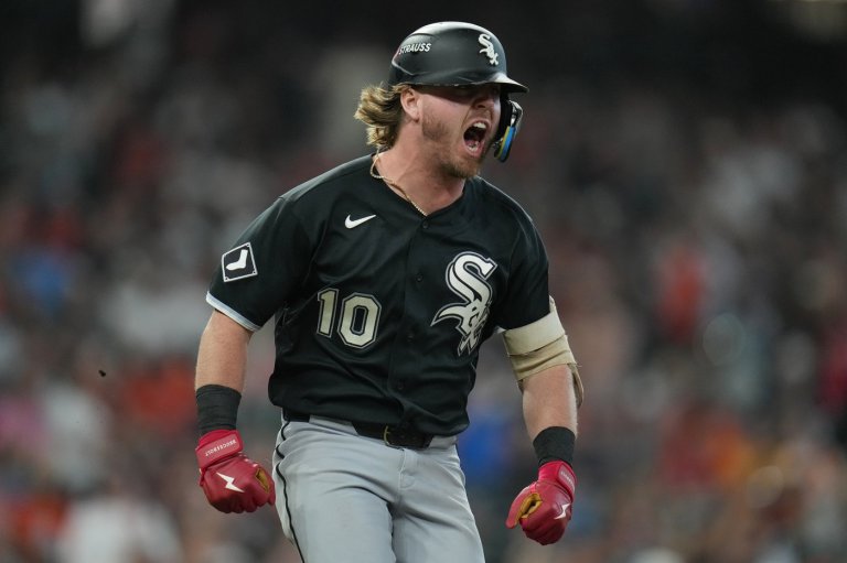 White Sox pounce early, finish sweep of Astros for first playoff series win since 2005 | iNFOnews.ca
