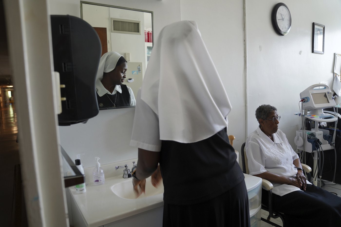 Leap of faith: A few young women in US buck the trends by joining the ranks of Catholic nuns | iNFOnews.ca