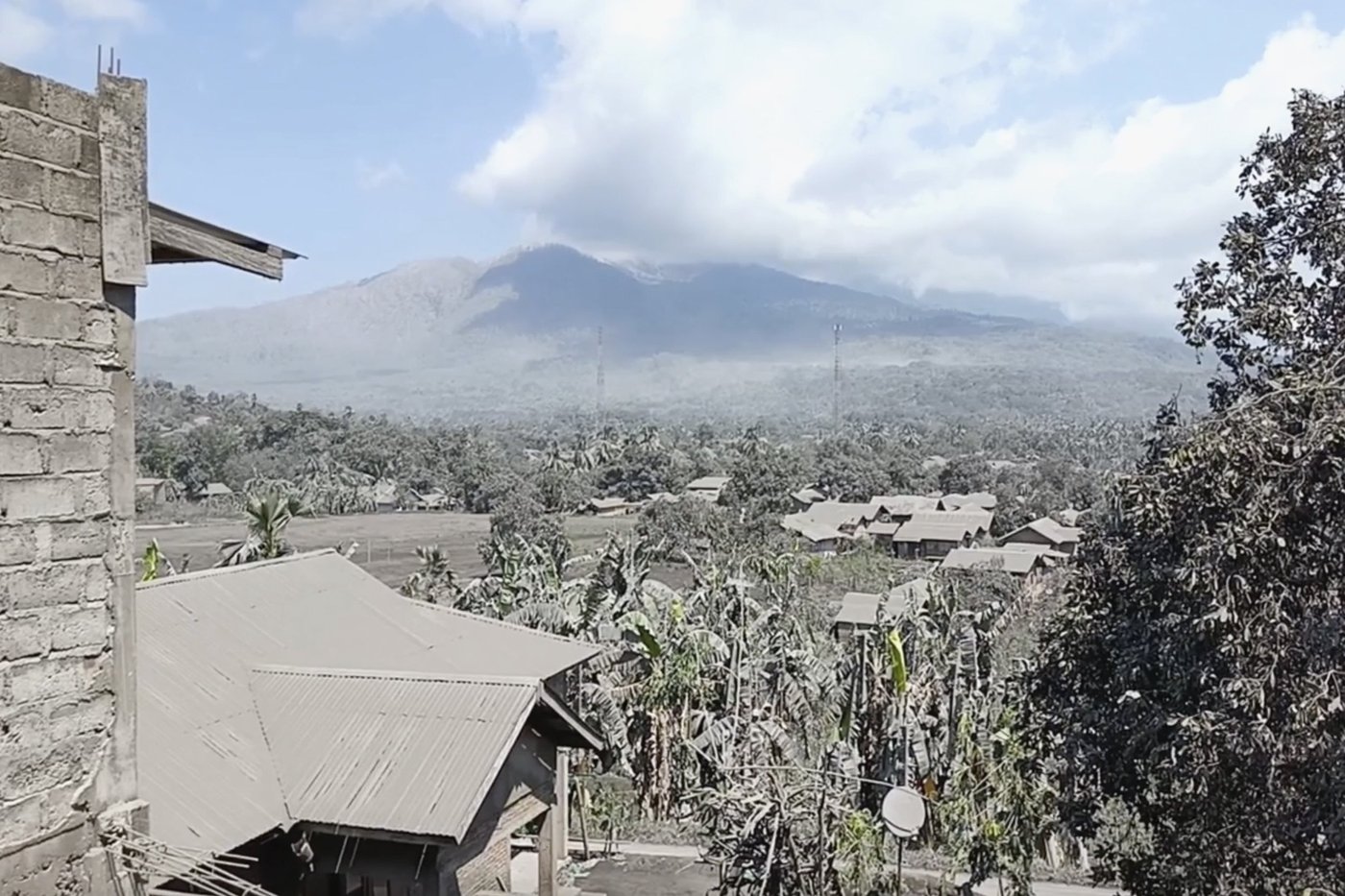 What to know about the eruptions of Mount Lewotobi Laki Laki that killed 9 in Indonesia | iNFOnews.ca