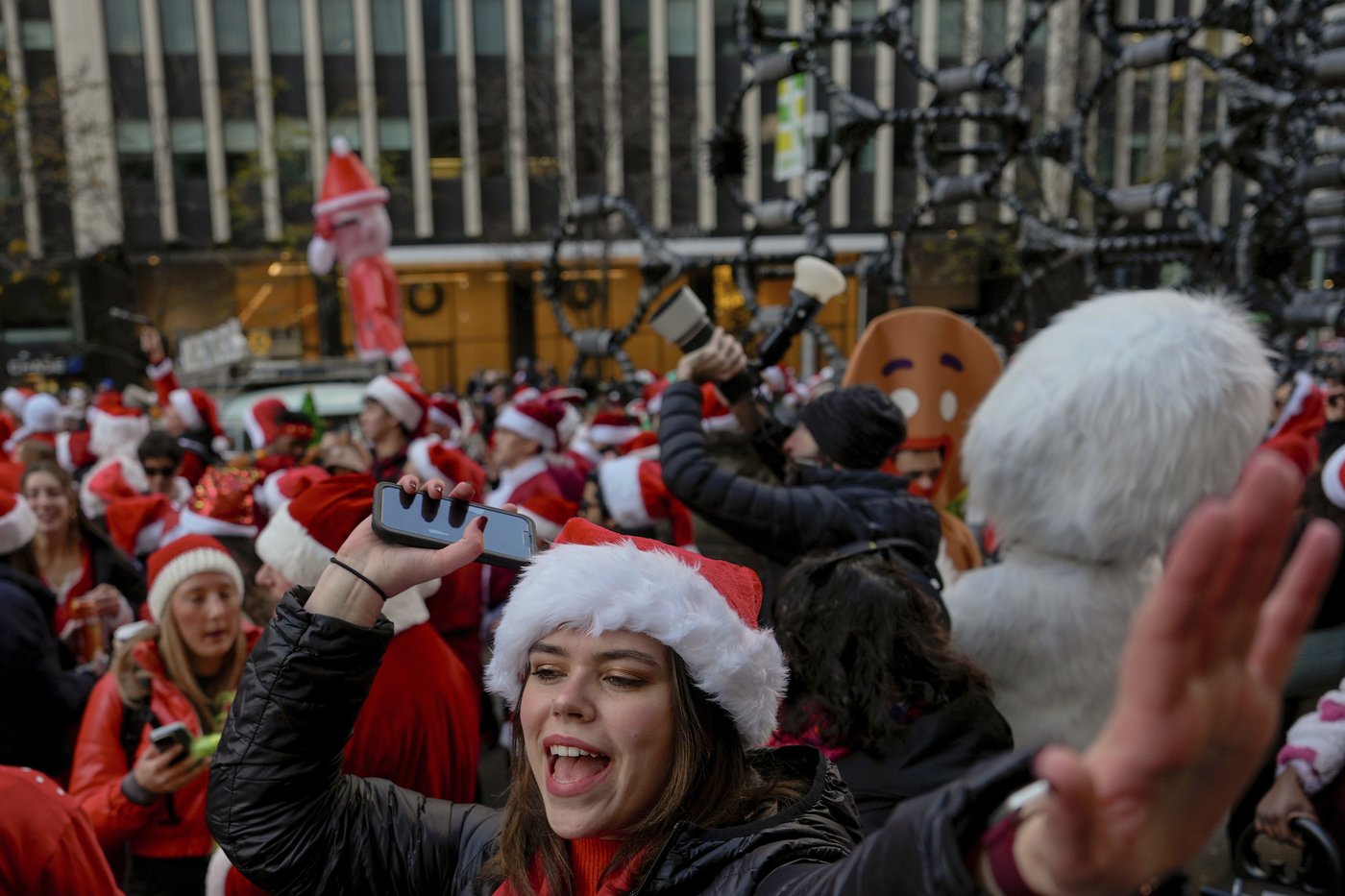 Thousands of Santas and a few Grinches hit the streets for annual SantaCon bar crawls | iNFOnews.ca